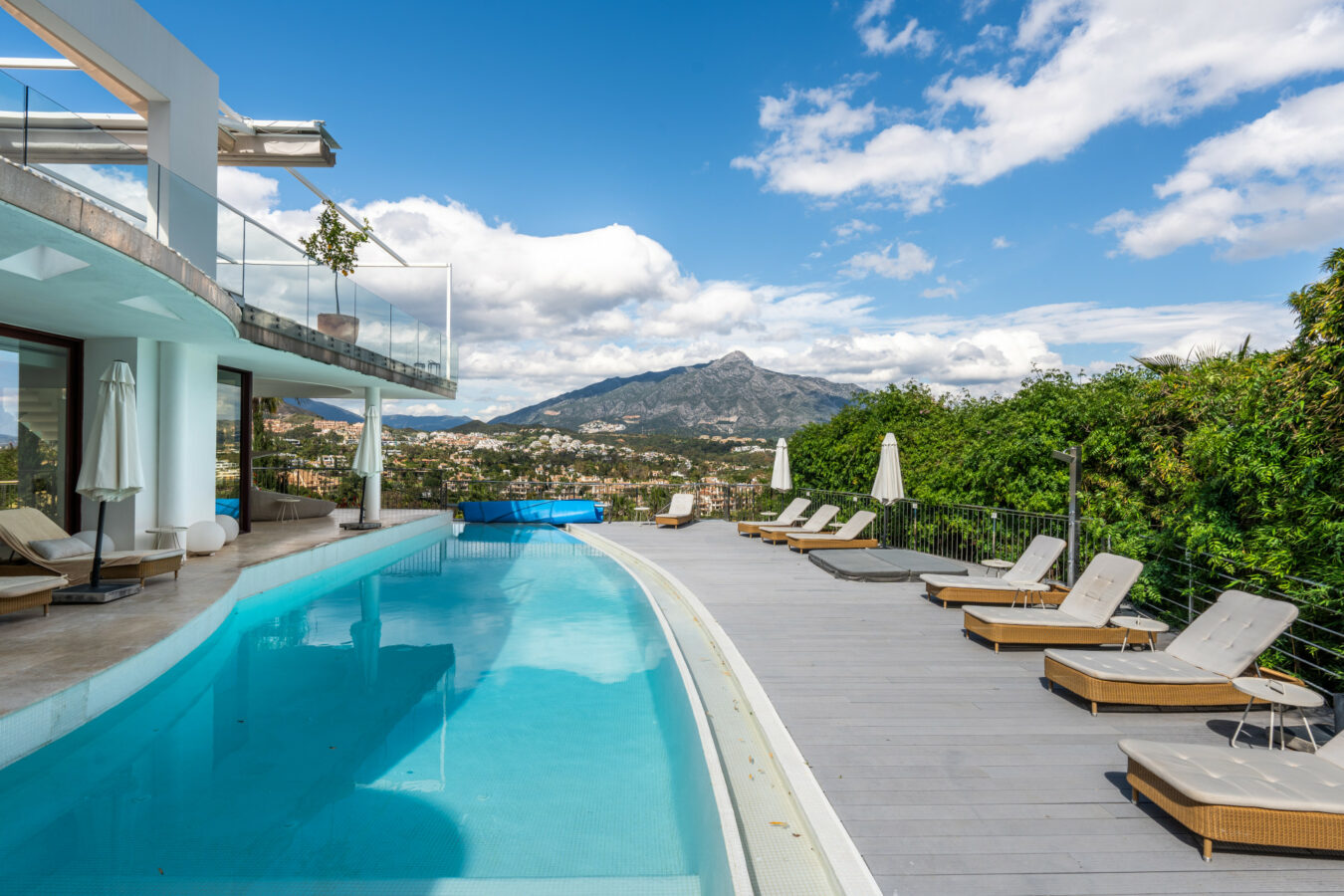 f46e0e5c-2a0d-447b-b4fe-19e8ad1239ba FOR SALE 🌟 🏡 Contemporary Luxury Villa with Heated Infinity Pool & Rooftop Lounge 🇪🇸 Nueva Andalucía, Marbella 🇪🇸