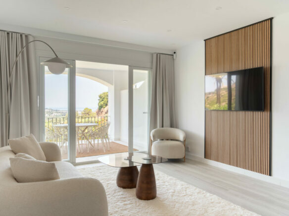 FOR SALE 🏡 Renovated Furnished Apartment with Golf and Sea Views – Altos de la Quinta, Benahavís