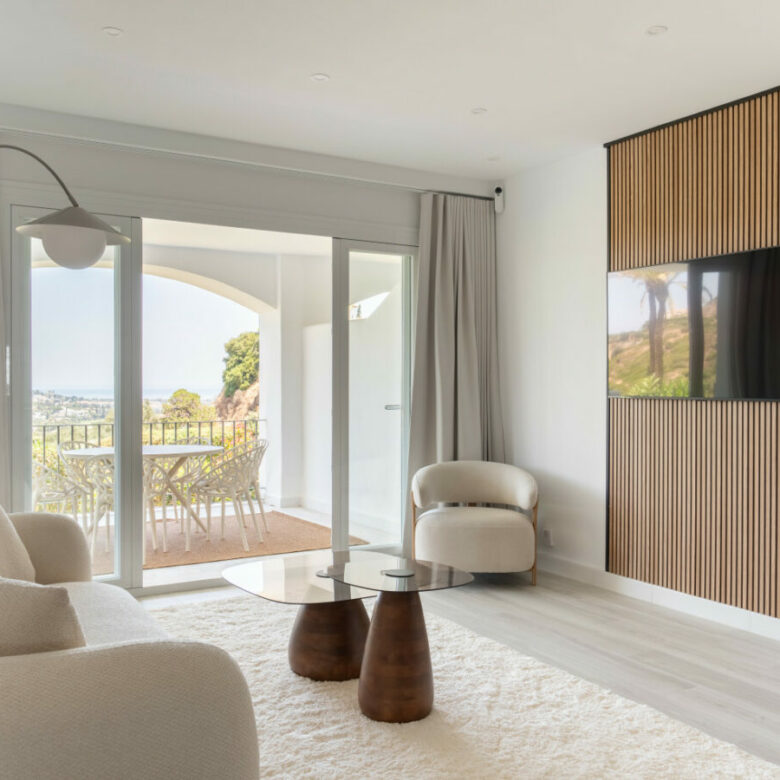 FOR SALE 🏡 Renovated Furnished Apartment with Golf and Sea Views – Altos de la Quinta, Benahavís