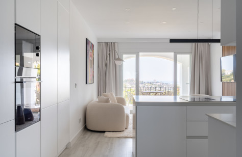 FOR SALE 🏡 Renovated Furnished Apartment with Golf and Sea Views – Altos de la Quinta, Benahavís