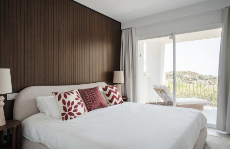 FOR SALE 🏡 Renovated Furnished Apartment with Golf and Sea Views – Altos de la Quinta, Benahavís