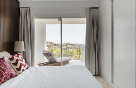FOR SALE 🏡 Renovated Furnished Apartment with Golf and Sea Views – Altos de la Quinta, Benahavís