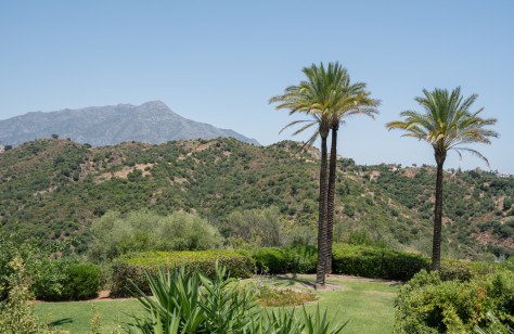 FOR SALE 🏡 Renovated Furnished Apartment with Golf and Sea Views – Altos de la Quinta, Benahavís