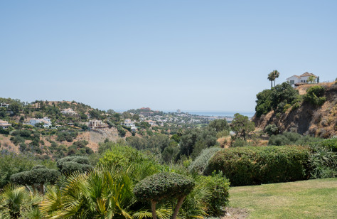 FOR SALE 🏡 Renovated Furnished Apartment with Golf and Sea Views – Altos de la Quinta, Benahavís