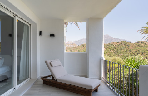 FOR SALE 🏡 Renovated Furnished Apartment with Golf and Sea Views – Altos de la Quinta, Benahavís