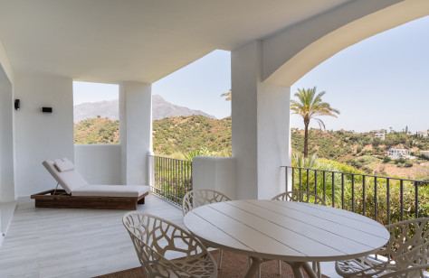 FOR SALE 🏡 Renovated Furnished Apartment with Golf and Sea Views – Altos de la Quinta, Benahavís