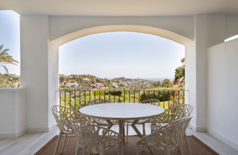 FOR SALE 🏡 Renovated Furnished Apartment with Golf and Sea Views – Altos de la Quinta, Benahavís