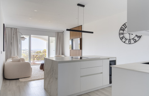 FOR SALE 🏡 Renovated Furnished Apartment with Golf and Sea Views – Altos de la Quinta, Benahavís