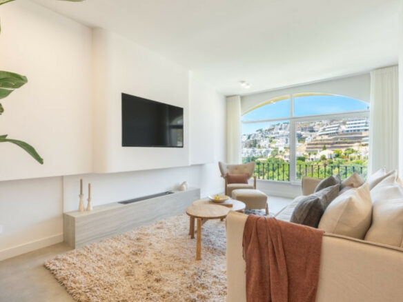 FOR SALE 🏡 Fully Renovated Duplex with Panoramic Views – La Quinta Hills, Benahavís