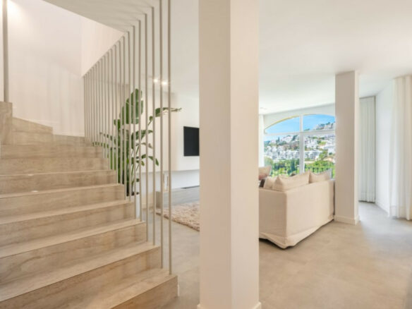FOR SALE 🏡 Fully Renovated Duplex with Panoramic Views – La Quinta Hills, Benahavís