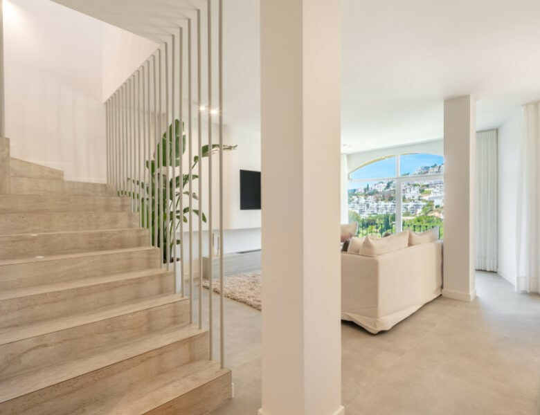 FOR SALE 🏡 Fully Renovated Duplex with Panoramic Views – La Quinta Hills, Benahavís