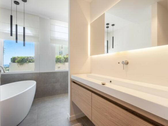 FOR SALE 🏡 Fully Renovated Duplex with Panoramic Views – La Quinta Hills, Benahavís