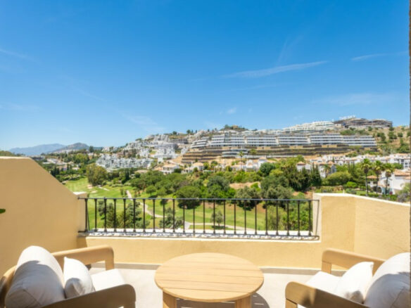 FOR SALE 🏡 Fully Renovated Duplex with Panoramic Views – La Quinta Hills, Benahavís