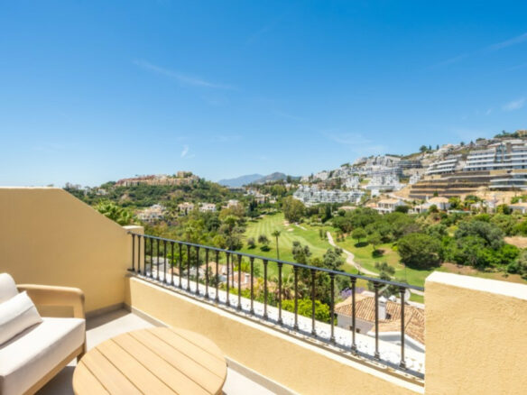 FOR SALE 🏡 Fully Renovated Duplex with Panoramic Views – La Quinta Hills, Benahavís
