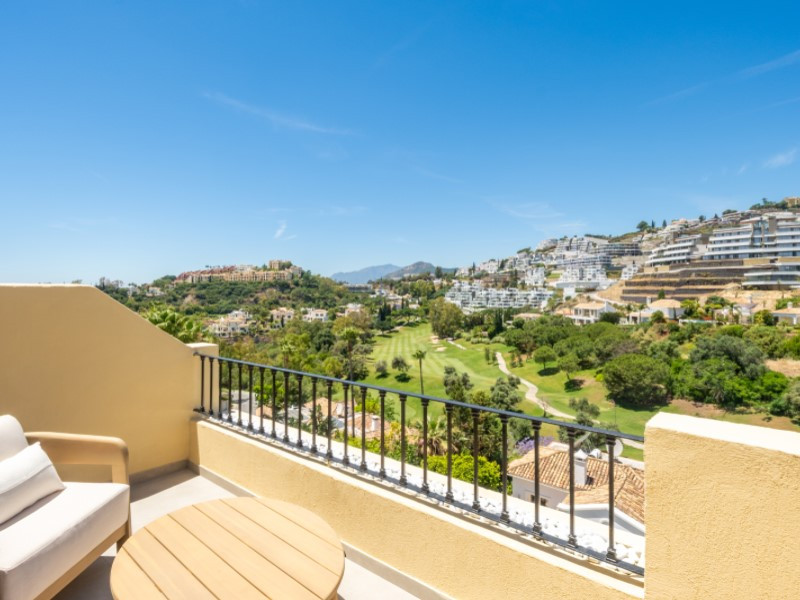 FOR SALE 🏡 Fully Renovated Duplex with Panoramic Views – La Quinta Hills, Benahavís