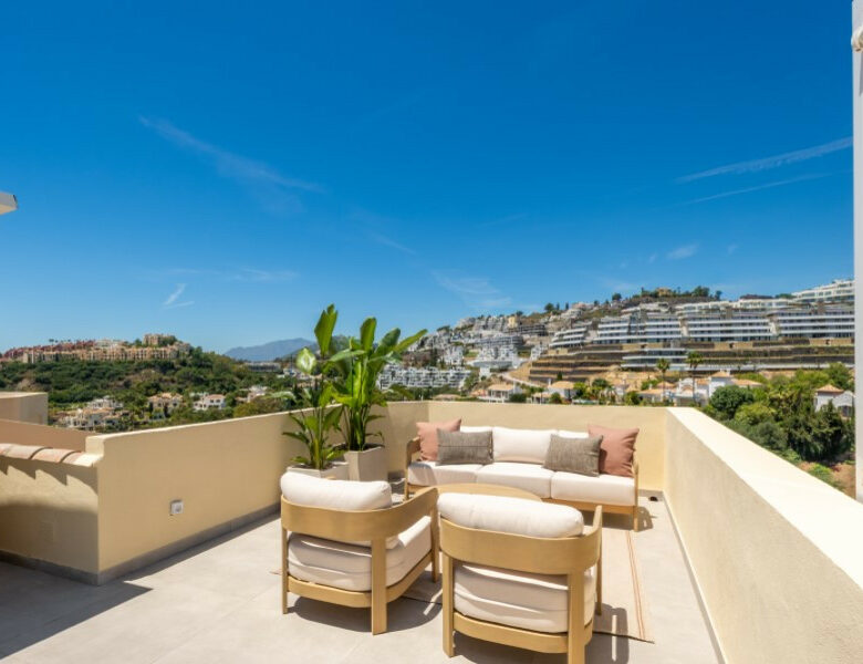 FOR SALE 🏡 Fully Renovated Duplex with Panoramic Views – La Quinta Hills, Benahavís