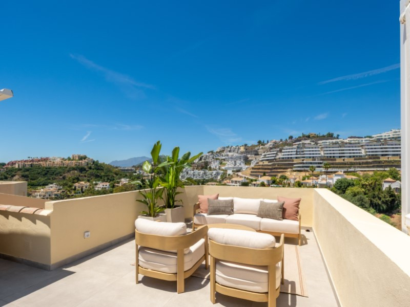 FOR SALE 🏡 Fully Renovated Duplex with Panoramic Views – La Quinta Hills, Benahavís