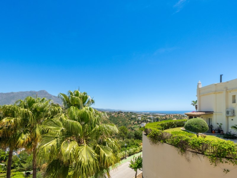 FOR SALE 🏡 Fully Renovated Duplex with Panoramic Views – La Quinta Hills, Benahavís