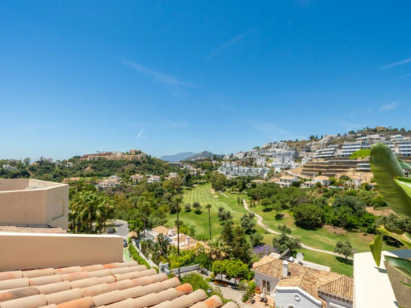 FOR SALE 🏡 Fully Renovated Duplex with Panoramic Views – La Quinta Hills, Benahavís