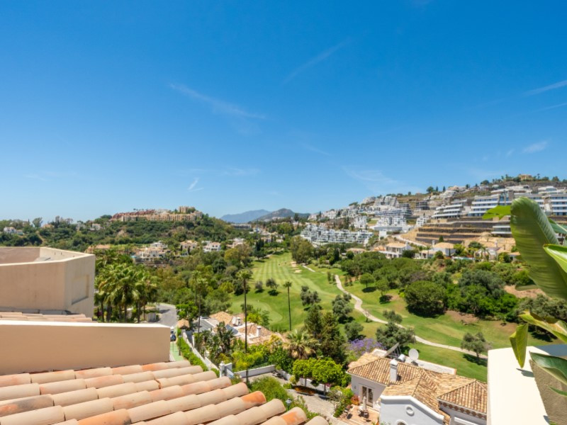 FOR SALE 🏡 Fully Renovated Duplex with Panoramic Views – La Quinta Hills, Benahavís