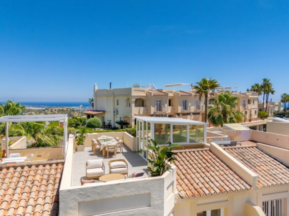 FOR SALE 🏡 Fully Renovated Duplex with Panoramic Views – La Quinta Hills, Benahavís