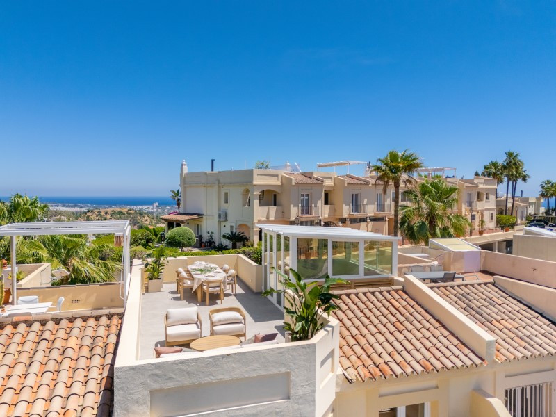FOR SALE 🏡 Fully Renovated Duplex with Panoramic Views – La Quinta Hills, Benahavís
