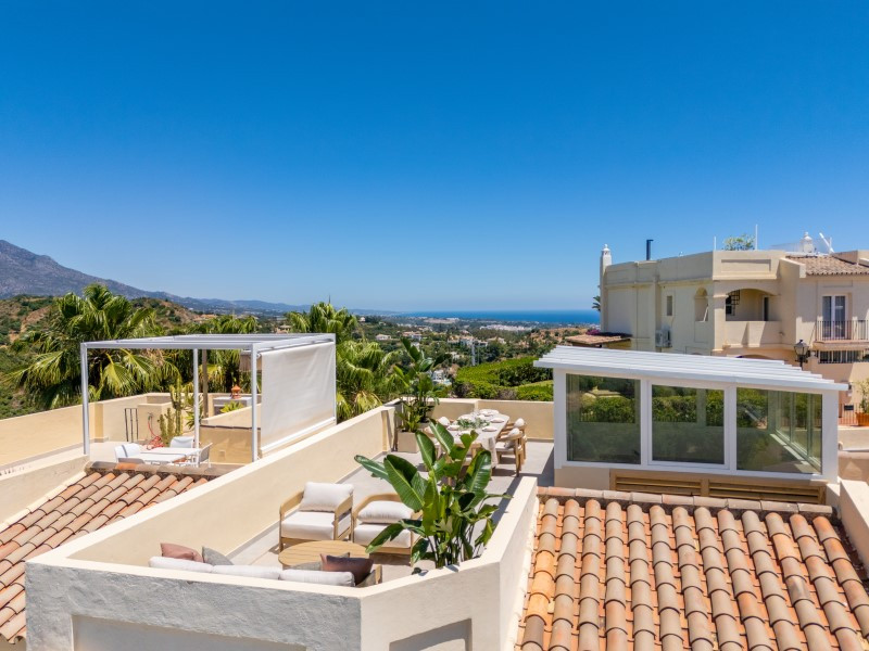 FOR SALE 🏡 Fully Renovated Duplex with Panoramic Views – La Quinta Hills, Benahavís