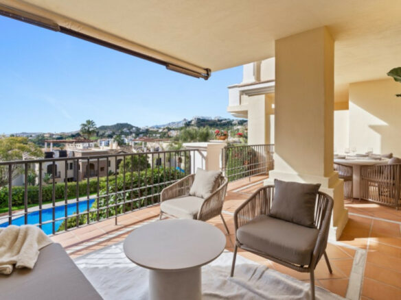 FOR SALE 🏡 Renovated Ground Floor Apartment – Las Jacarandas, Los Arqueros, Benahavís