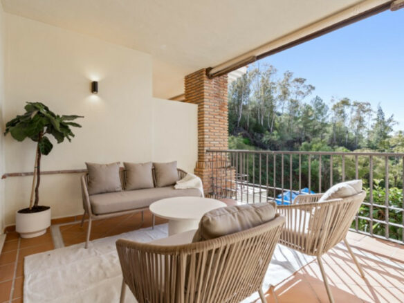 FOR SALE 🏡 Renovated Ground Floor Apartment – Las Jacarandas, Los Arqueros, Benahavís