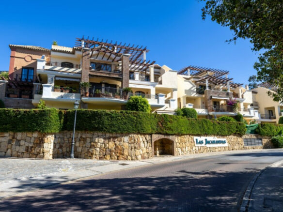 FOR SALE 🏡 Renovated Ground Floor Apartment – Las Jacarandas, Los Arqueros, Benahavís