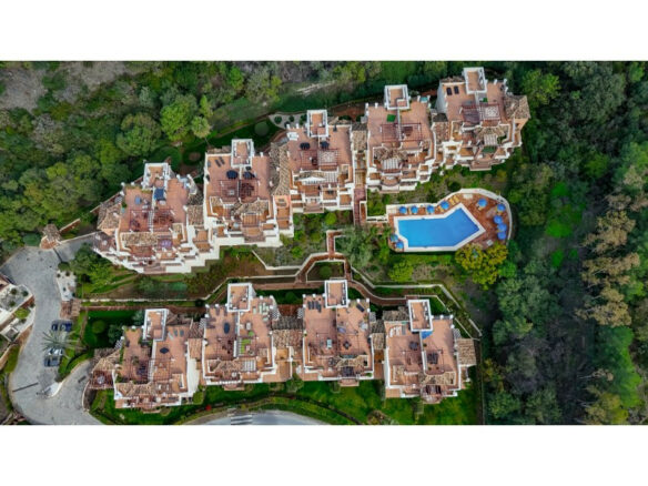 FOR SALE 🏡 Renovated Ground Floor Apartment – Las Jacarandas, Los Arqueros, Benahavís