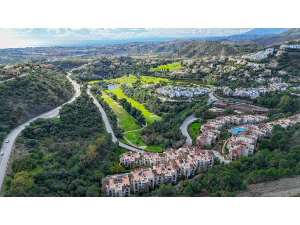 FOR SALE 🏡 Renovated Ground Floor Apartment – Las Jacarandas, Los Arqueros, Benahavís