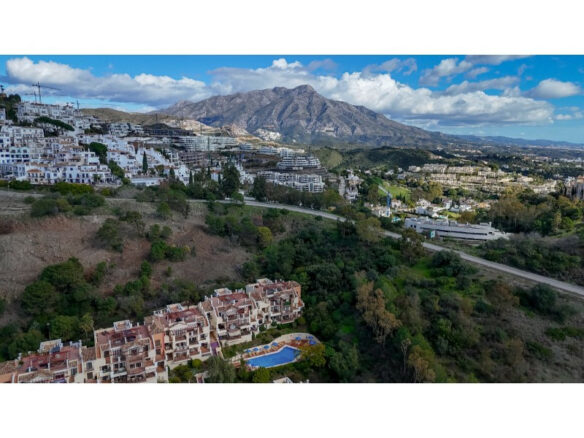 FOR SALE 🏡 Renovated Ground Floor Apartment – Las Jacarandas, Los Arqueros, Benahavís