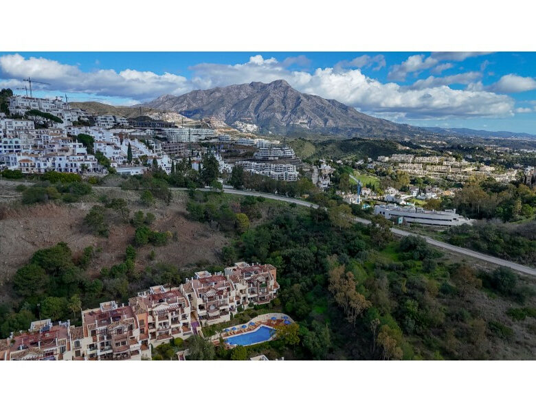 FOR SALE 🏡 Renovated Ground Floor Apartment – Las Jacarandas, Los Arqueros, Benahavís