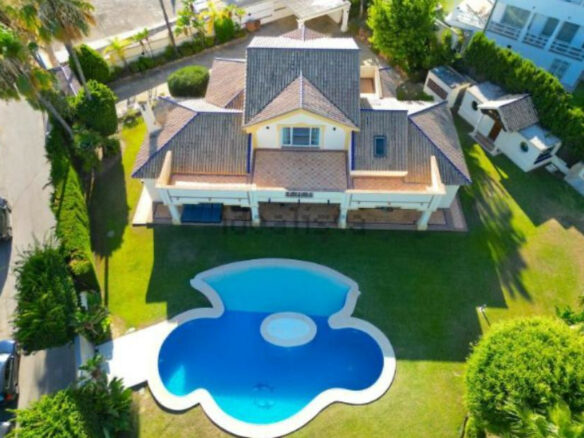 FOR SALE 🏡 Elegant Private Villa on a Large Plot – Monte Biarritz, Estepona East