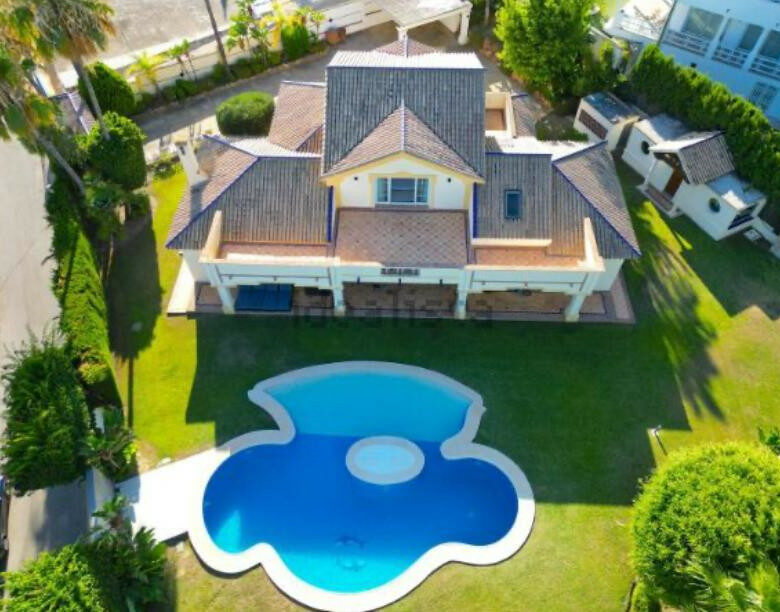 FOR SALE 🏡 Elegant Private Villa on a Large Plot – Monte Biarritz, Estepona East