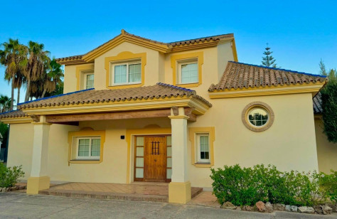 FOR SALE 🏡 Elegant Private Villa on a Large Plot – Monte Biarritz, Estepona East
