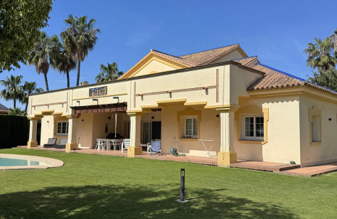 FOR SALE 🏡 Elegant Private Villa on a Large Plot – Monte Biarritz, Estepona East