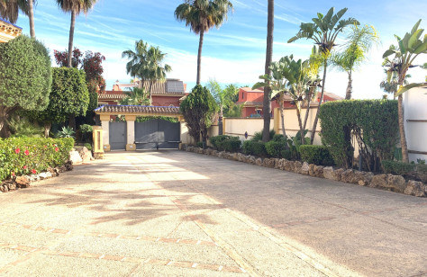FOR SALE 🏡 Elegant Private Villa on a Large Plot – Monte Biarritz, Estepona East