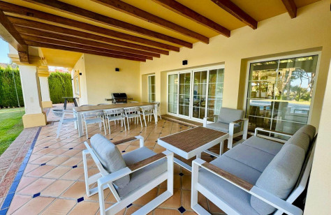 FOR SALE 🏡 Elegant Private Villa on a Large Plot – Monte Biarritz, Estepona East