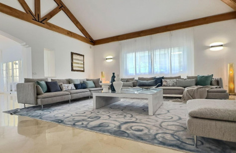 FOR SALE 🏡 Elegant Private Villa on a Large Plot – Monte Biarritz, Estepona East