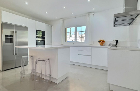 FOR SALE 🏡 Elegant Private Villa on a Large Plot – Monte Biarritz, Estepona East