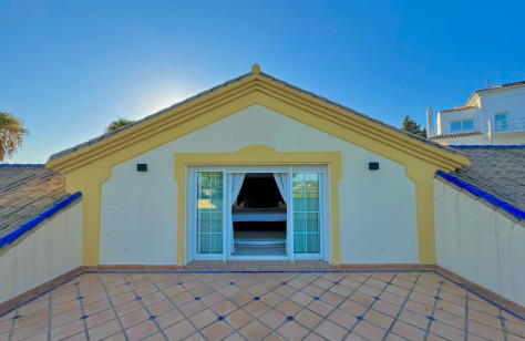 FOR SALE 🏡 Elegant Private Villa on a Large Plot – Monte Biarritz, Estepona East