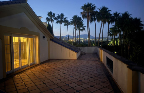 FOR SALE 🏡 Elegant Private Villa on a Large Plot – Monte Biarritz, Estepona East