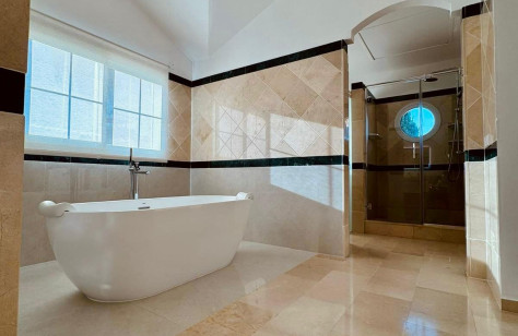 FOR SALE 🏡 Elegant Private Villa on a Large Plot – Monte Biarritz, Estepona East
