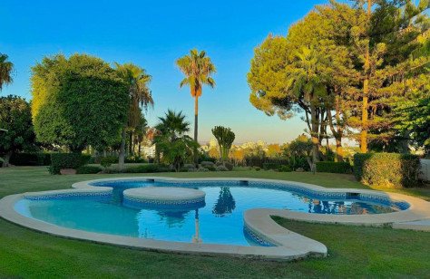 FOR SALE 🏡 Elegant Private Villa on a Large Plot – Monte Biarritz, Estepona East