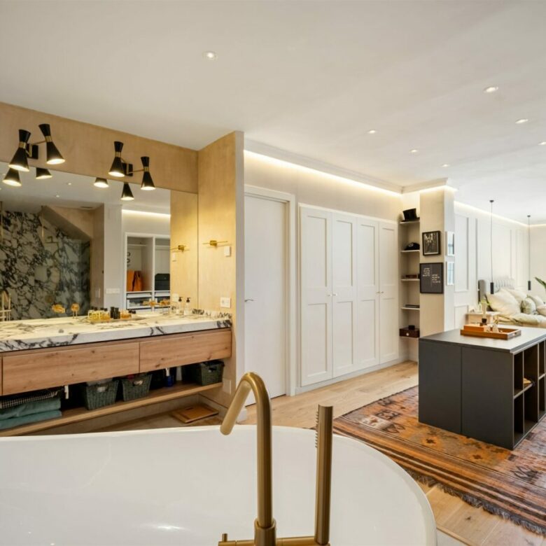 FOR SALE 🏡 Renovated Townhouse with Sea Views – Golden Mile, Marbella