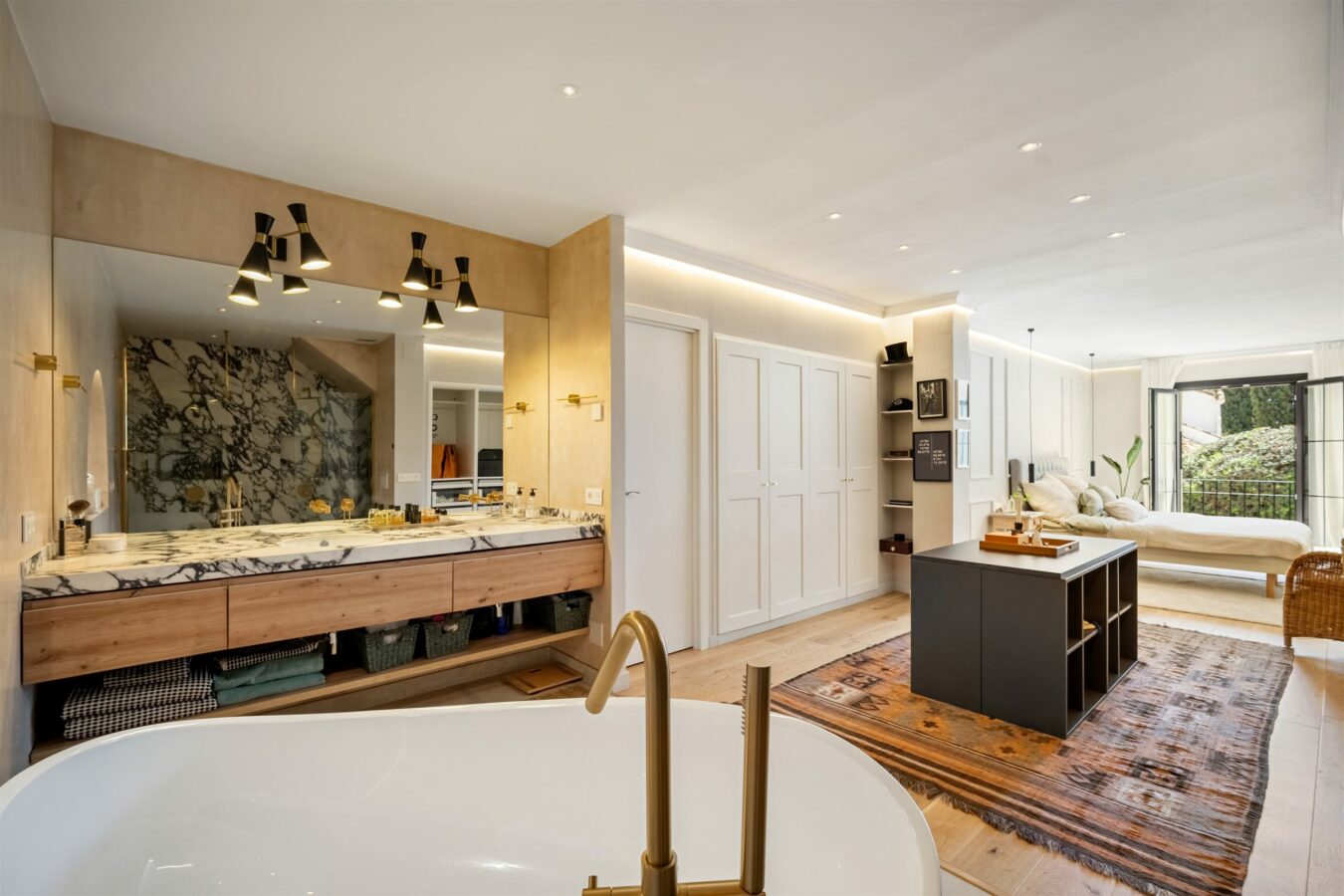 FOR SALE 🏡 Renovated Townhouse with Sea Views – Golden Mile, Marbella