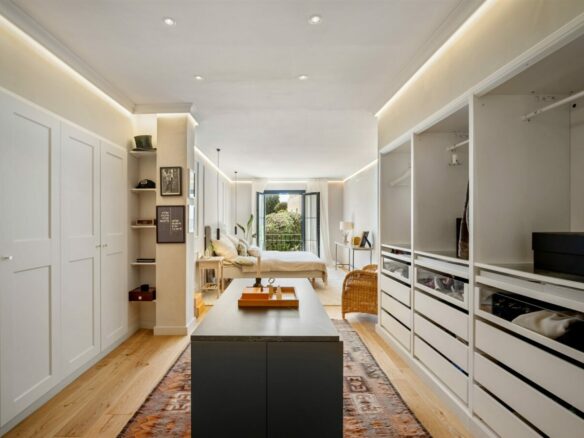 FOR SALE 🏡 Renovated Townhouse with Sea Views – Golden Mile, Marbella