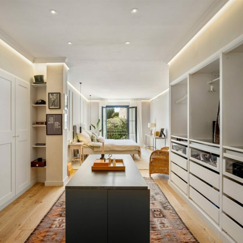 FOR SALE 🏡 Renovated Townhouse with Sea Views – Golden Mile, Marbella